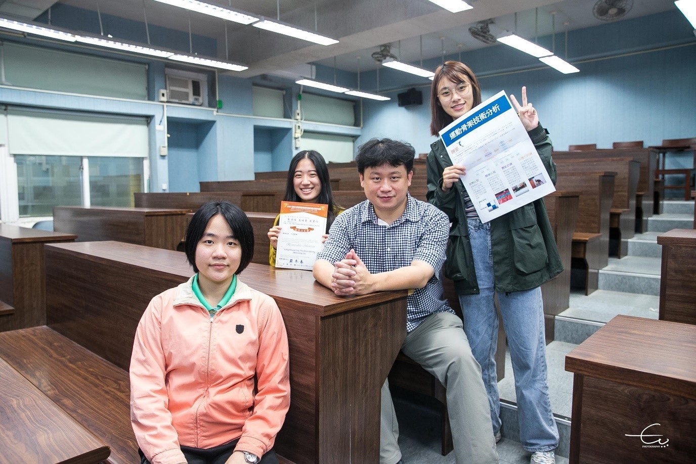 蔡宇軒助理教授(右二)與實驗室學生團隊劉凌瑄、翁培馨、劉韋伶